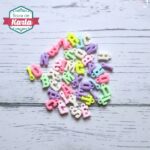 Letras plásticas de colores